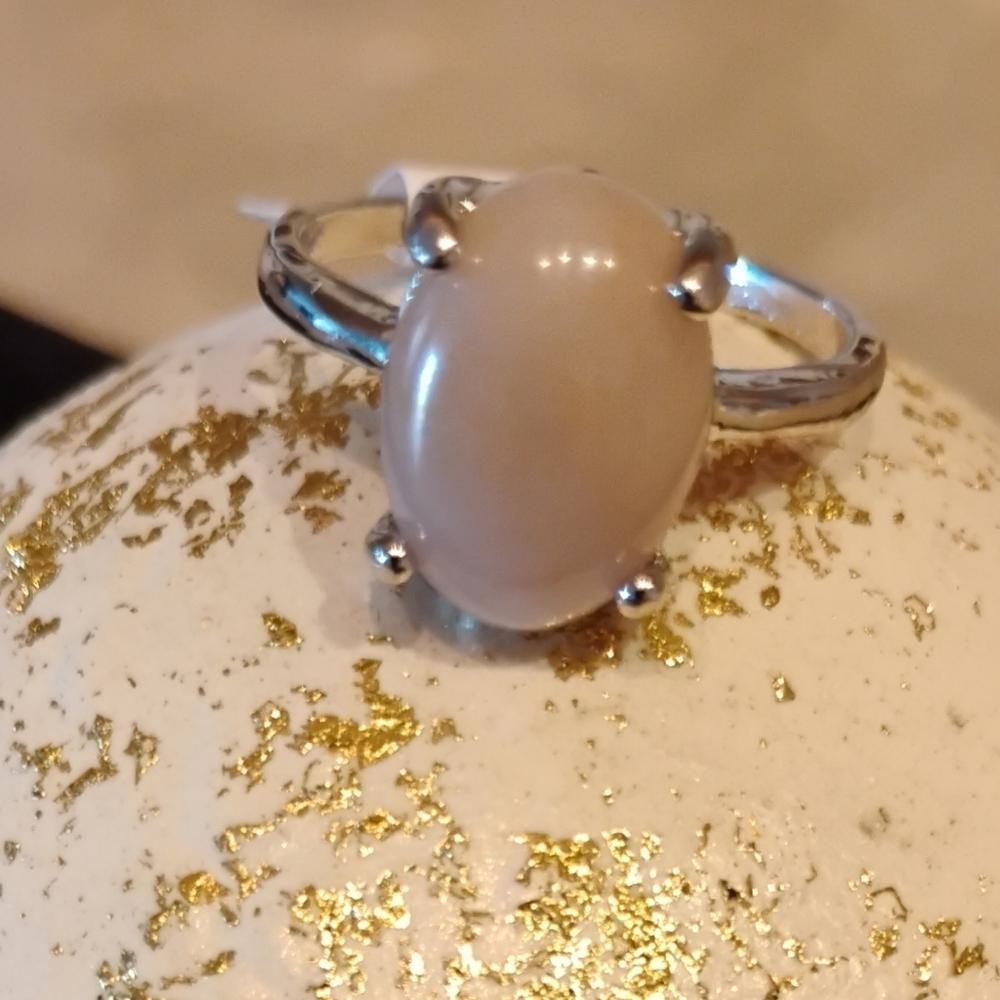 Prominent oval stone natural peach Cream moonstone On Silver Plated Band
